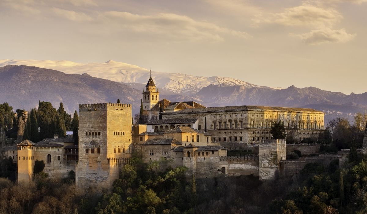A influência muçulmana, os bairros antigos e os edifícios históricos que fazem de Granada uma cidade imponente