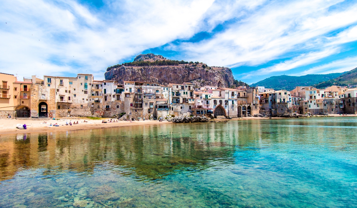 Cefalù não é dos destinos mais conhecidos na Sicília, o que até contribui para o seu encanto. Isto porque, apesar de concorrida no verão, esta pequena cidade não costuma receber multidões.