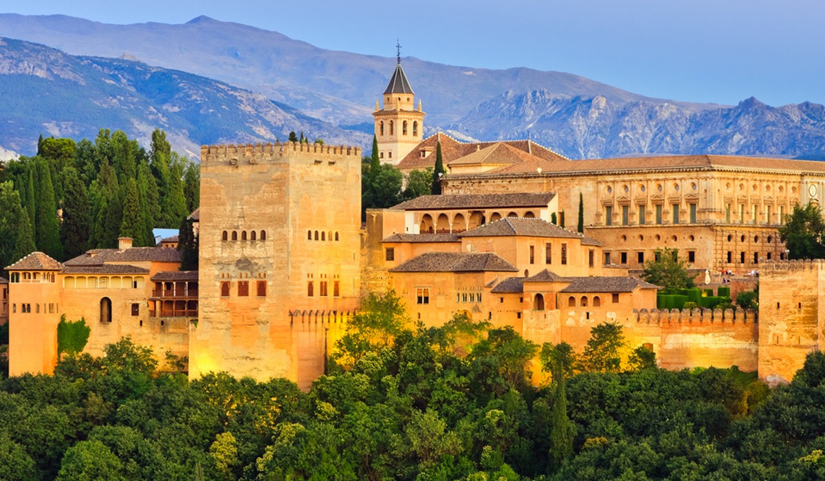A influência muçulmana, os bairros antigos e os edifícios históricos que fazem de Granada uma cidade imponente